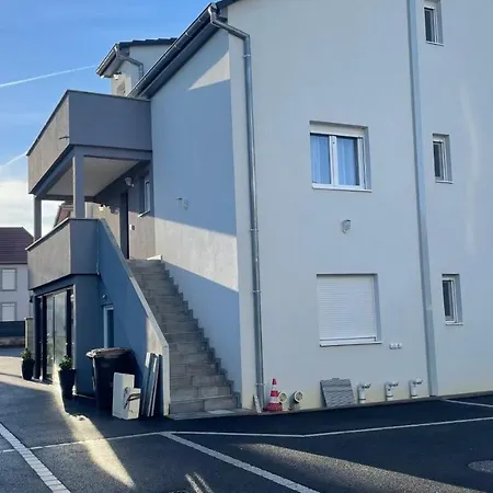 Bes,, Attique Neuf Avec Confort 아파트