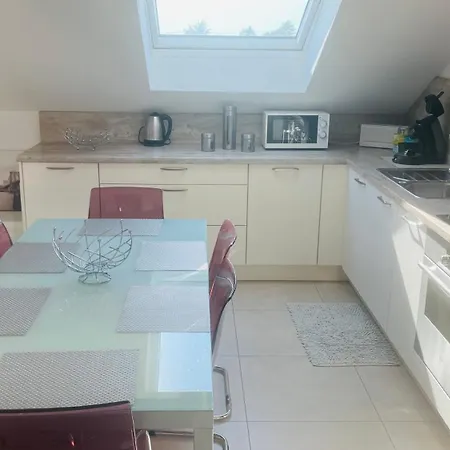 Bes,, Attique Neuf Avec Confort 아파트