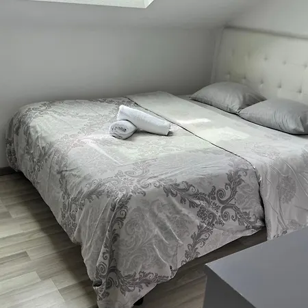 Bes,, Attique Neuf Avec Confort 아파트 *