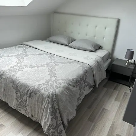 Bes,, Attique Neuf Avec Confort 아파트