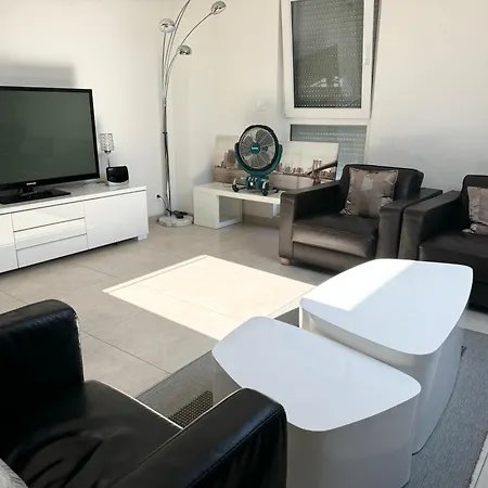 Bes,, Attique Neuf Avec Confort 아파트