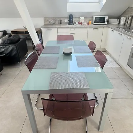 Bes,, Attique Neuf Avec Confort 아파트