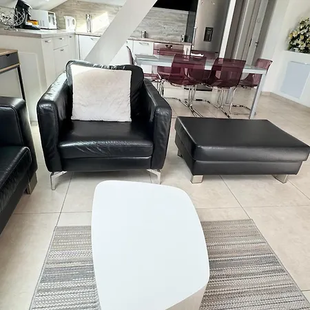 Bes,, Attique Neuf Avec Confort 아파트 *