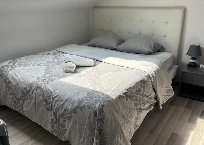 Bes,, Attique Neuf Avec Confort *