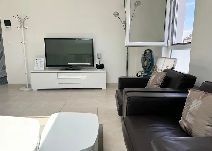 Bes,, Attique Neuf Avec Confort Apartamento